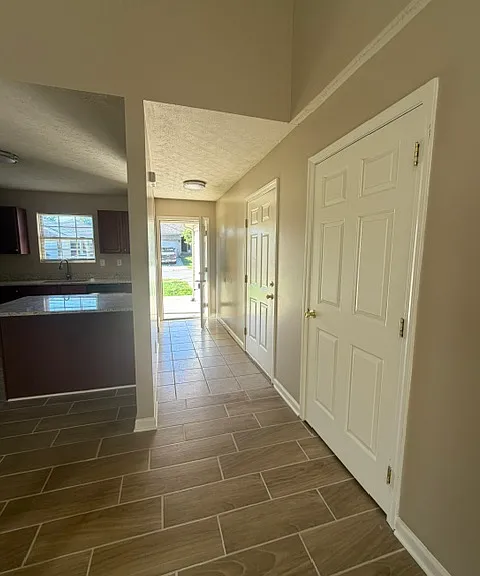 1060 Lucille Dr — Photo 8