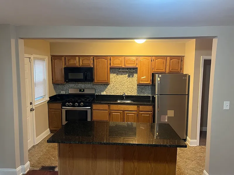 3 bed, 1.5 bath, 1500 sqft, $2,000 — Photo 1