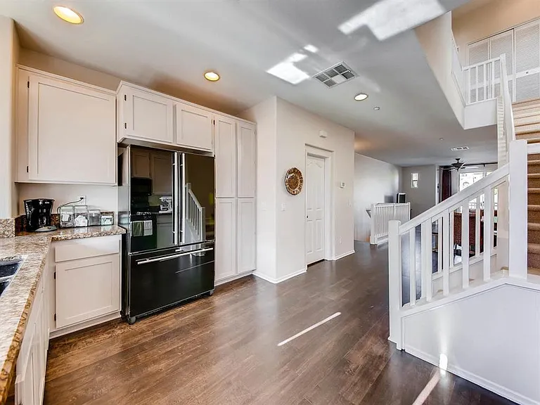 1359 Abbey Ln — Photo 4