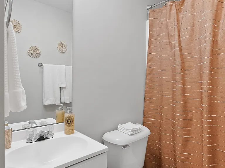 E 5th St — Photo 3