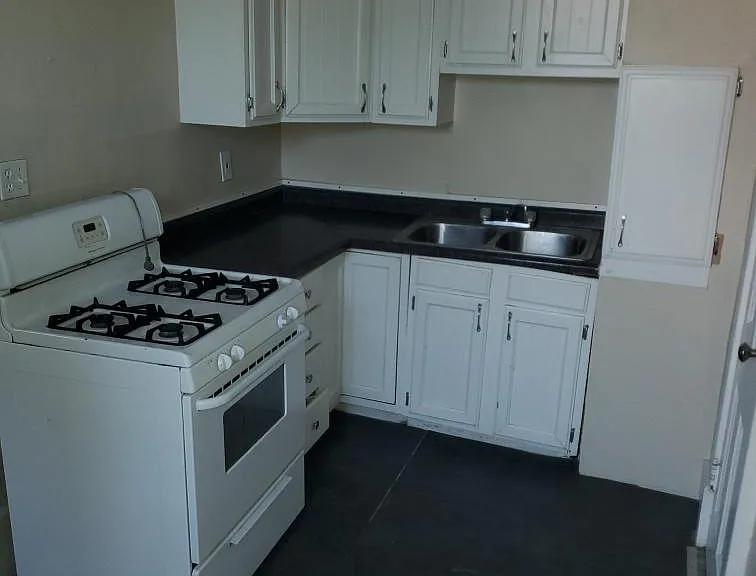 111 N West St — Photo 5