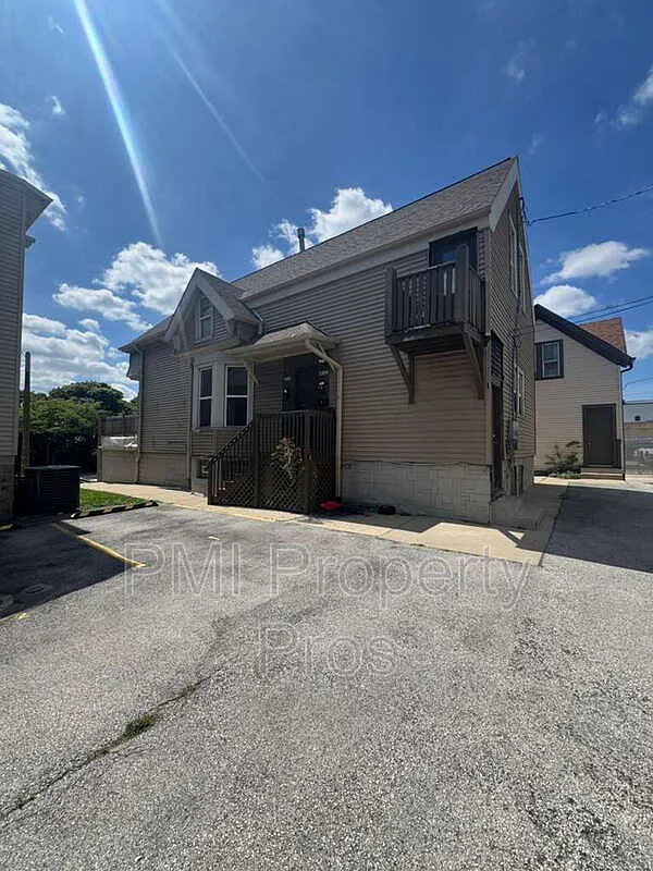 2 bed, 1.0 bath, $1,300 — Photo 2