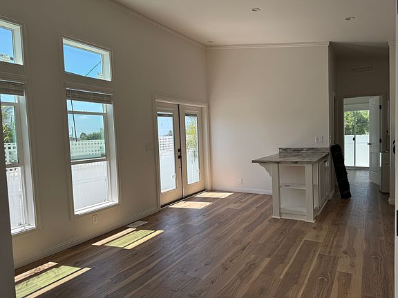 living room/dinning room with dinning peninsula