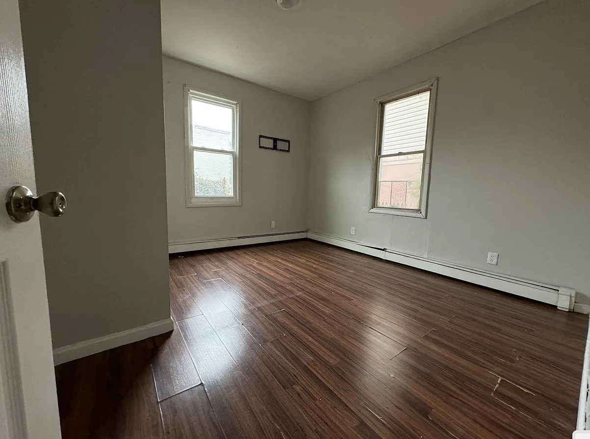 3 bed, 1000 sqft, $2,400 — Photo 3
