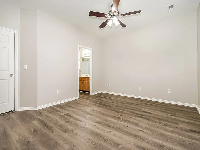1040 York Dr — Photo 11