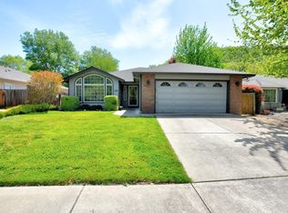 192 Meadow View Dr, Phoenix, OR 97535