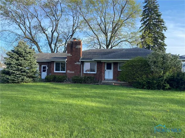 5901 Clover Ln, Walbridge, OH 43465