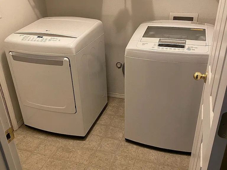 Washer/dryer included