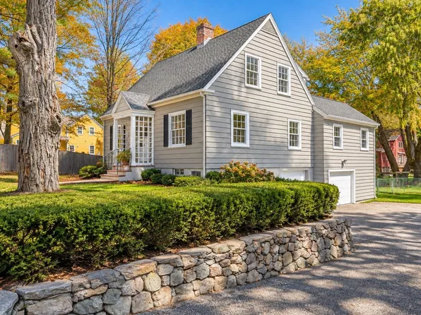 58 Brook St, Medfield, MA 02052