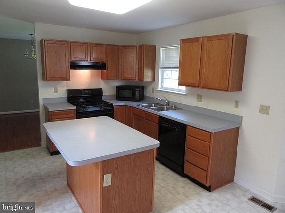 5th image of 132 W Flagstone Dr