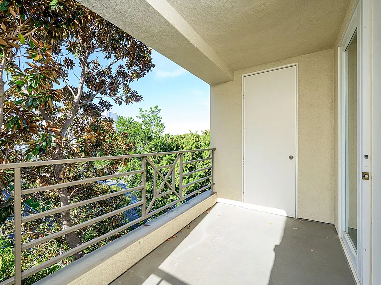 2233 Martin #307 — Photo 29