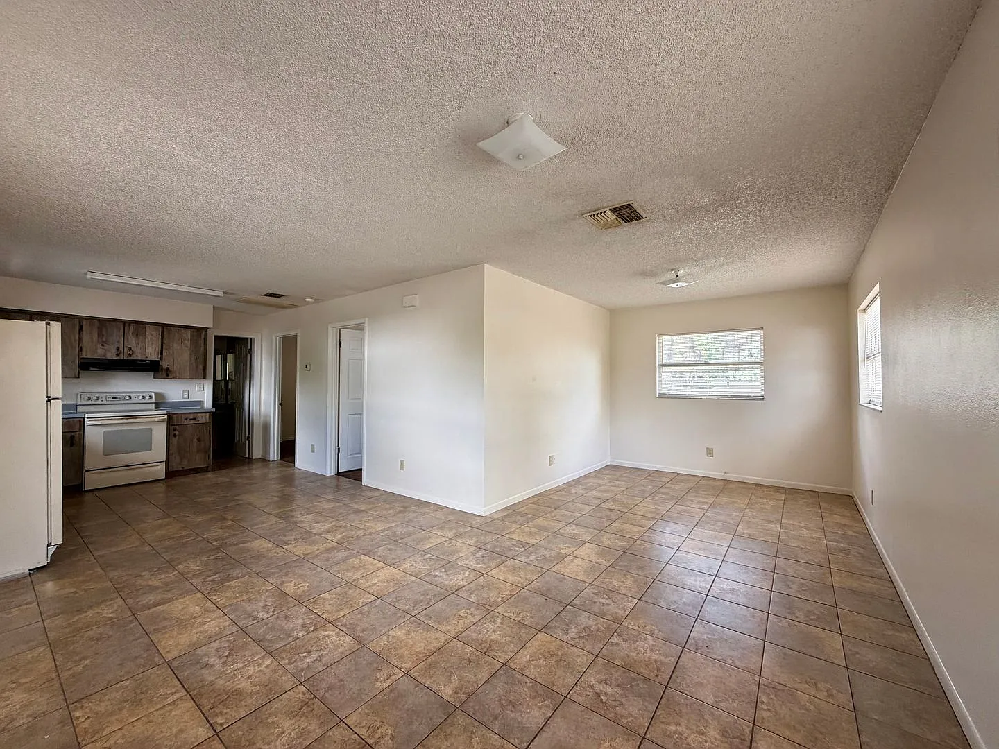 Adorable 2 bed/1 bath second floor apartment! — Photo 2