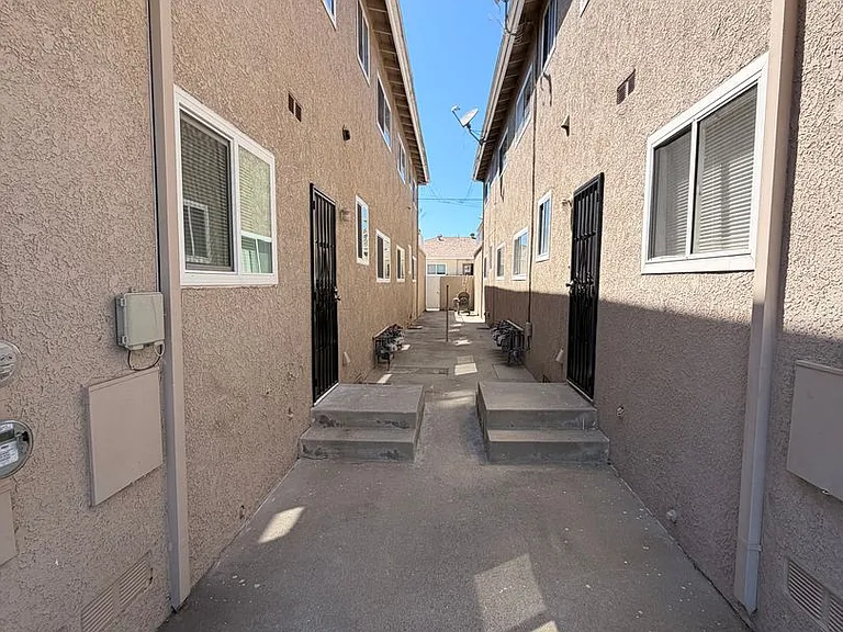 1845 S Grand Ave #1 — Photo 17
