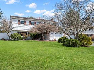 11 Crabapple Ln, Commack, NY 11725