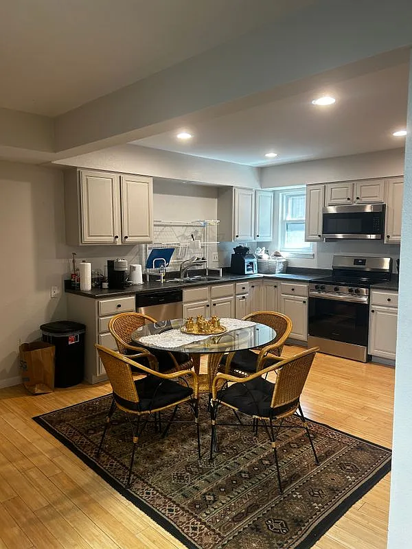 1 bed, 2.5 bath, 350 sqft, $880 — Photo 2