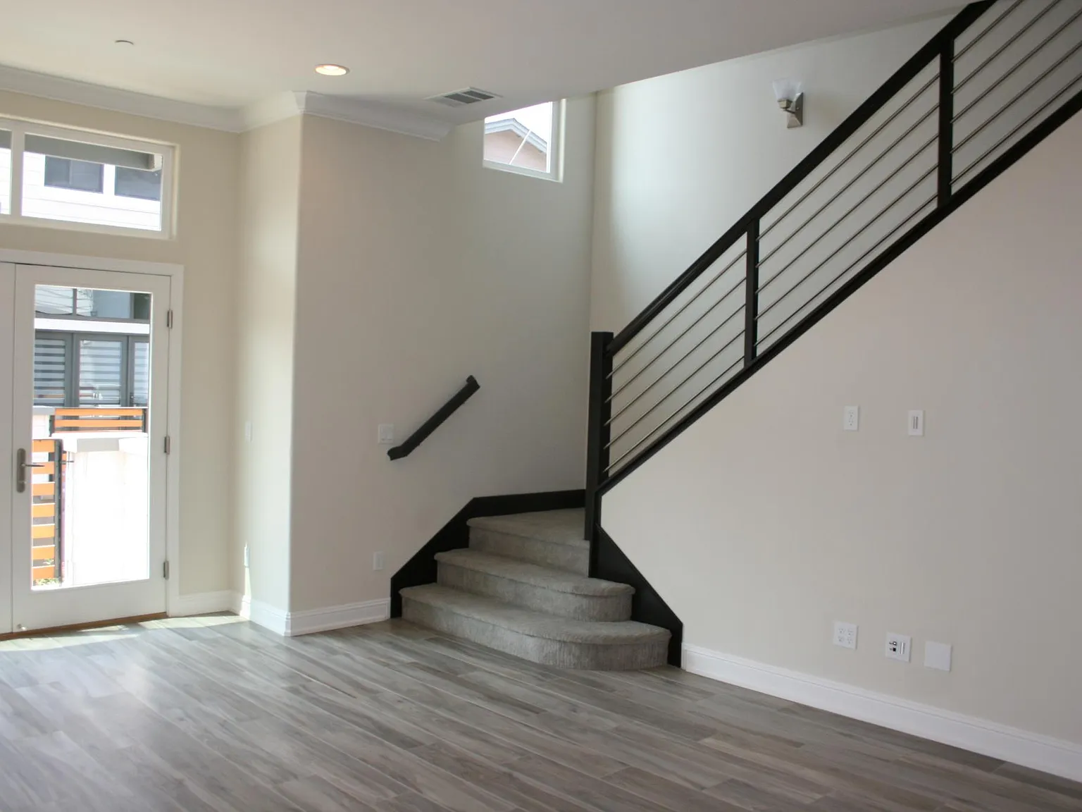 4 bed, 3.5 bath, 2027 sqft, $6,550 — Photo 2