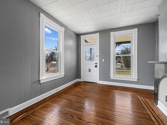 5th image of 304 W Cold Spring Ln