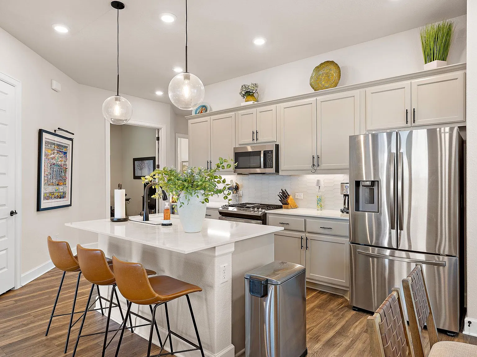 3 bed, 2.0 bath, 1427 sqft, $2,500 — Photo 3