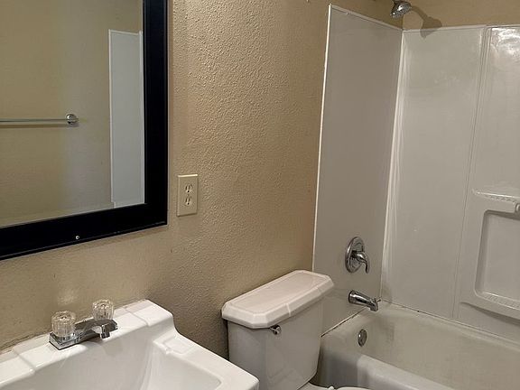 5th image of 1006 Tudor Dr