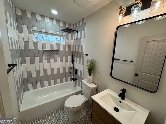 3rd image of 2131 Holly Hill Dr