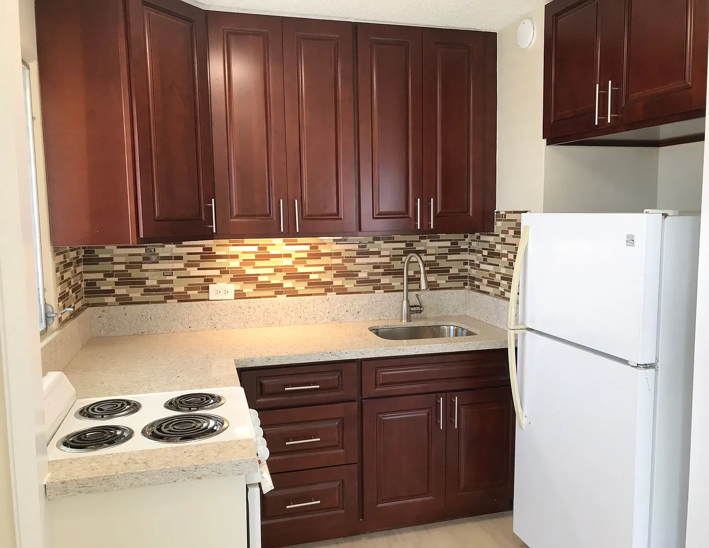 Park Tower 2 Bedroom, 1 bath, located below Punchbowl, 1 cov'd parking/pool, secured entrance! — Photo 1