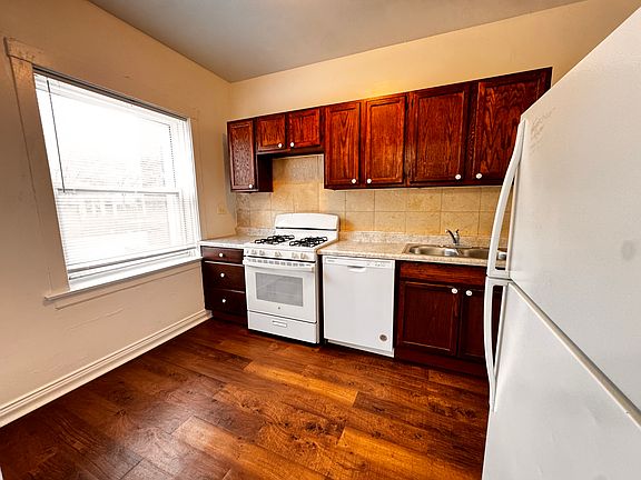 4th image of 7737 N Sheridan Rd #2