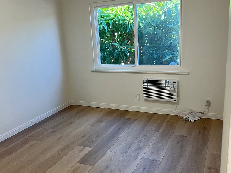 San Vicente Apartments — Photo 15