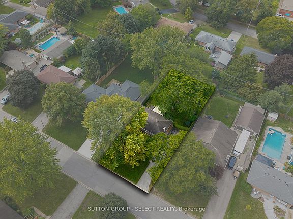 3rd image of 379 Willard Cres