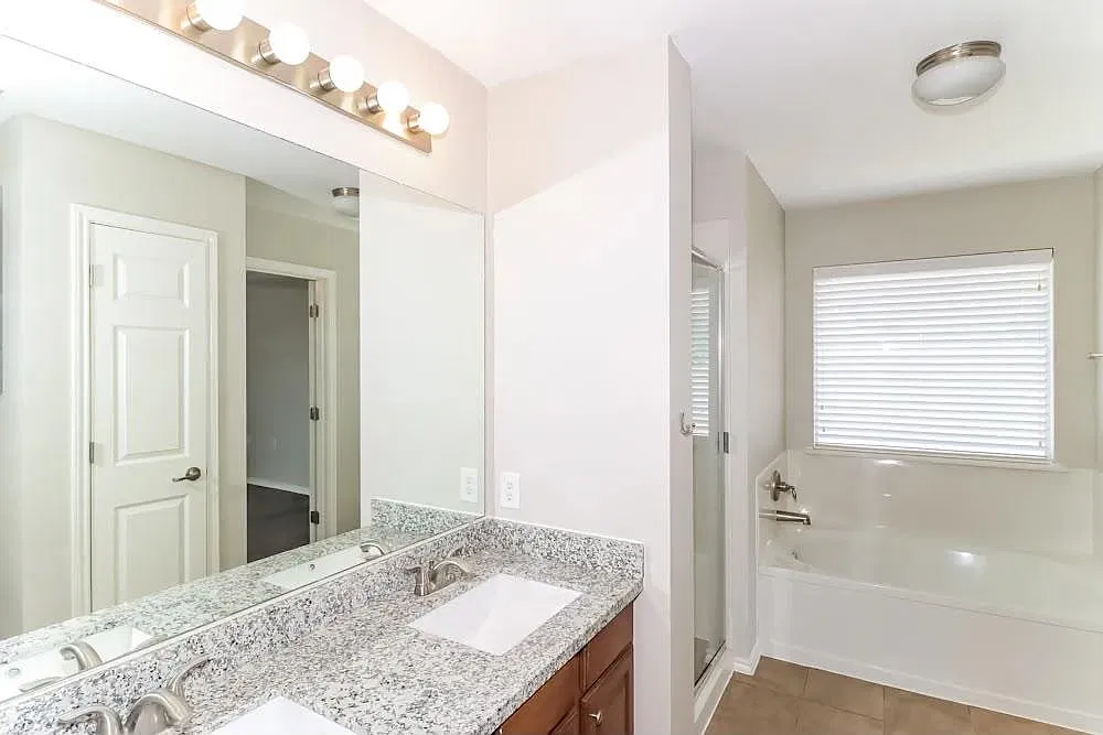 4 bed, 2.0 bath, 2490 sqft, $1,850 — Photo 3