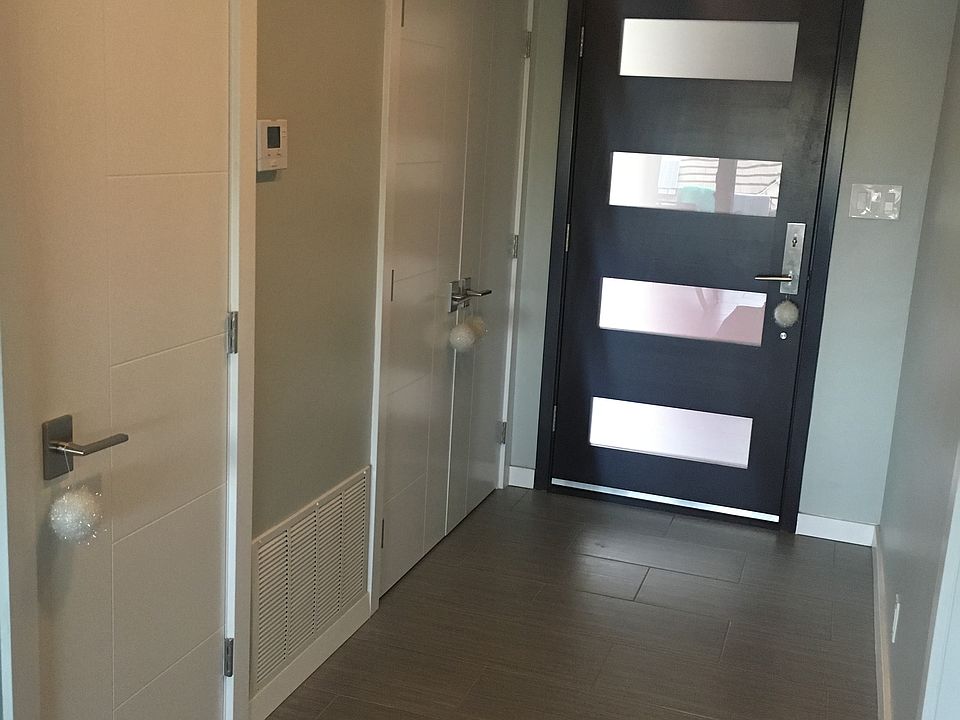 Entry way, coat closet 