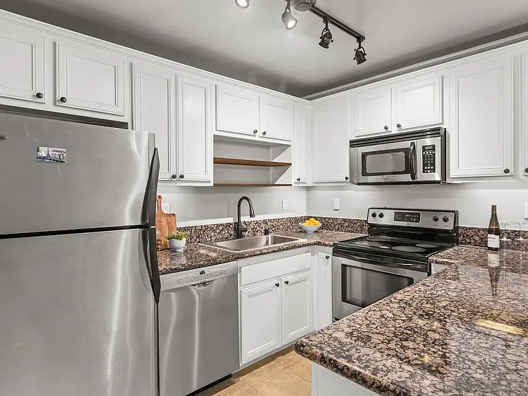 800 N Mollison Ave #21 — Photo 5