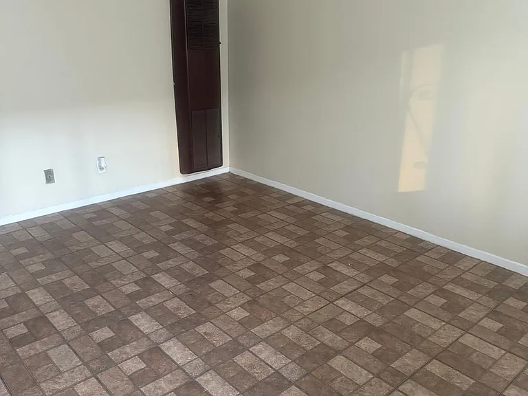 Plaza Manor Apartments — Photo 7