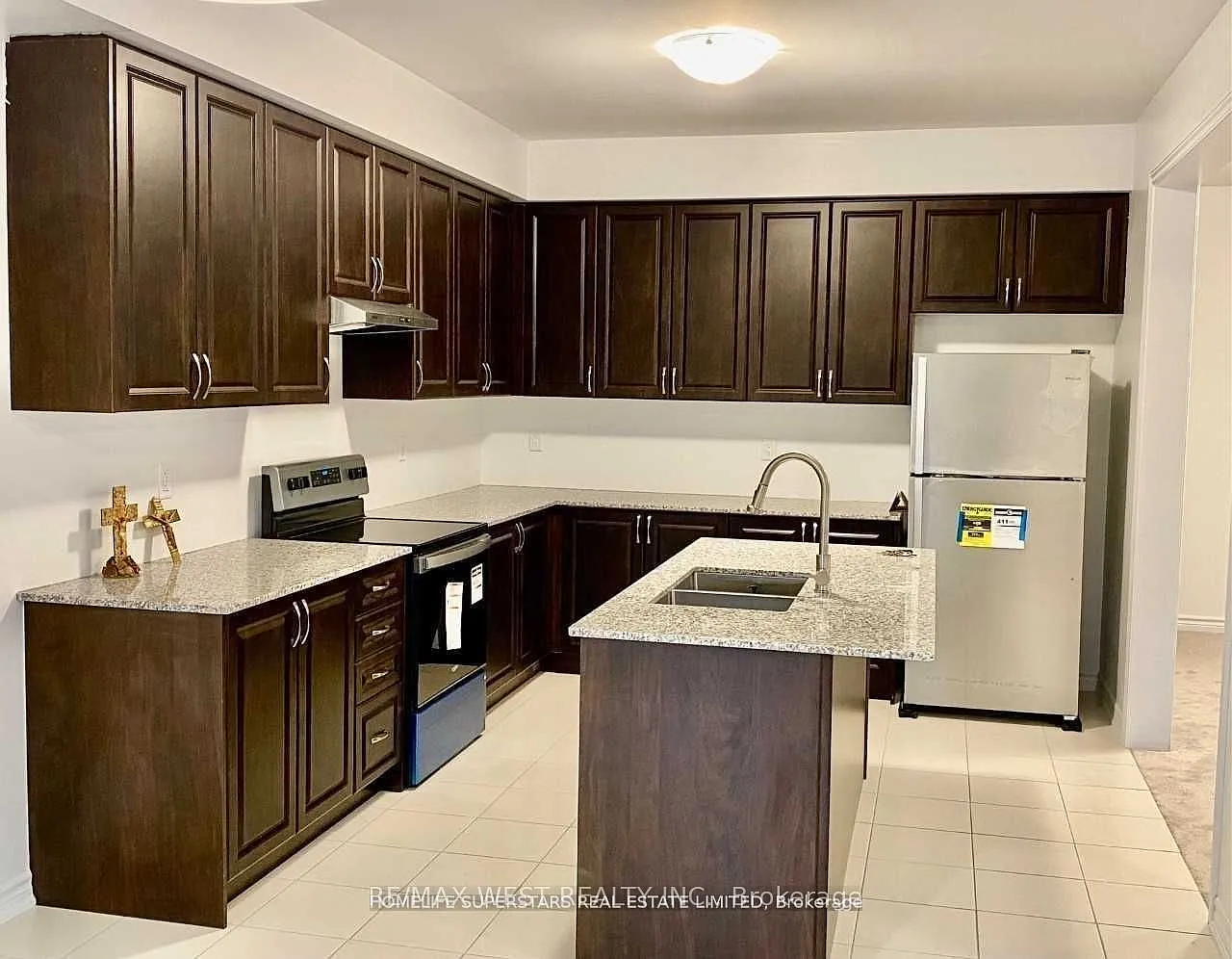 4 bed, $2,400 — Photo 3
