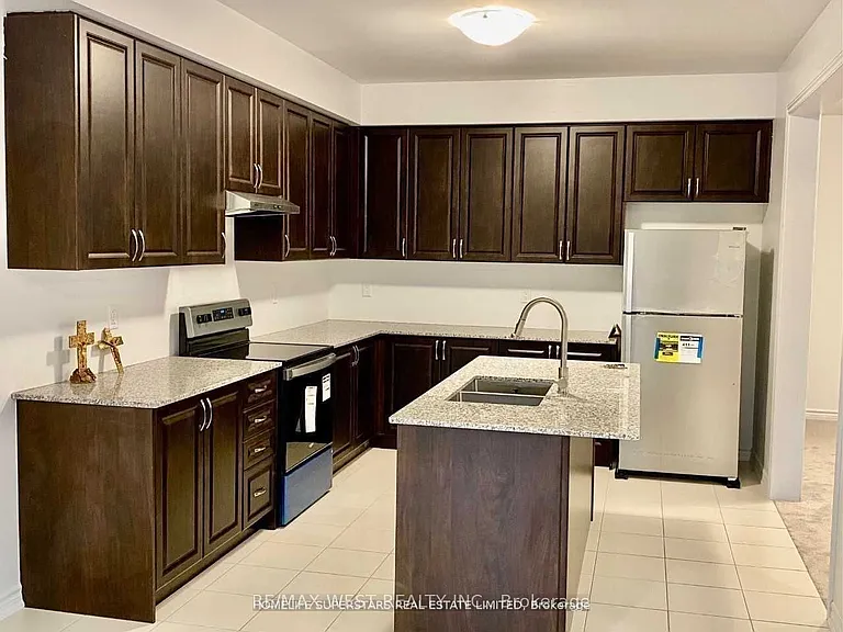 256 Ridley Cres — Photo 3