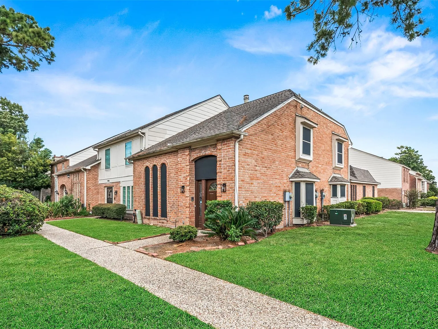 3 bed, 2.0 bath, 1930 sqft, $1,800 — Photo 3