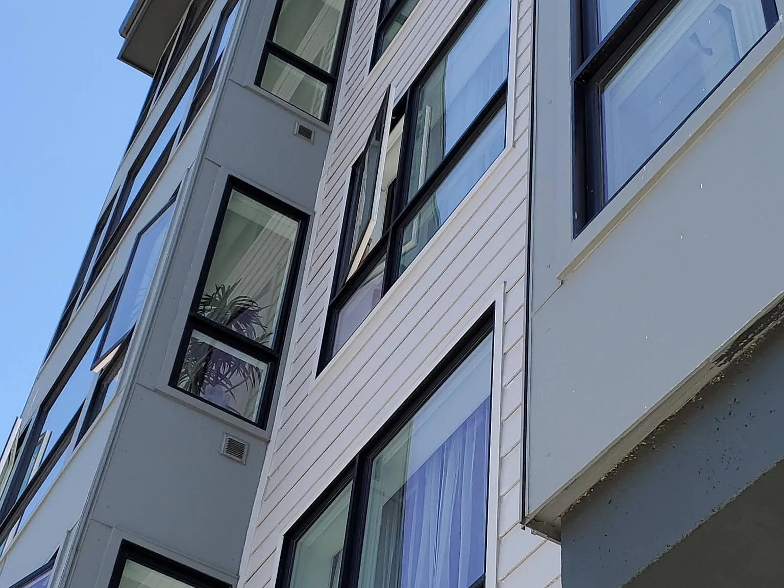 718 Clay St — Photo 2