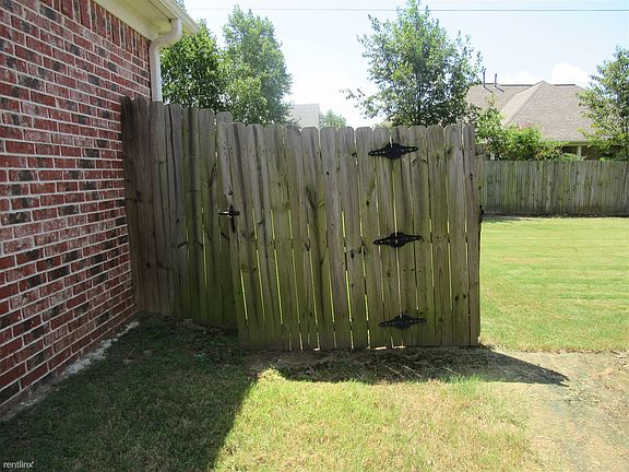 Side gate to Backyard