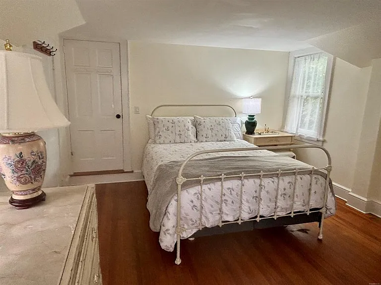 63 Kings Hwy N — Photo 11