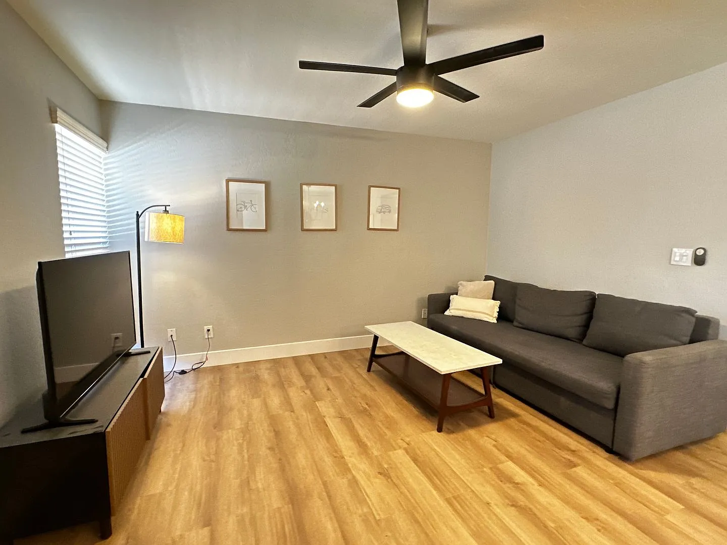 Fully Furnished 1 Bedroom 1 Bathroom Condo Updated Heart Of The Valley — Photo 2