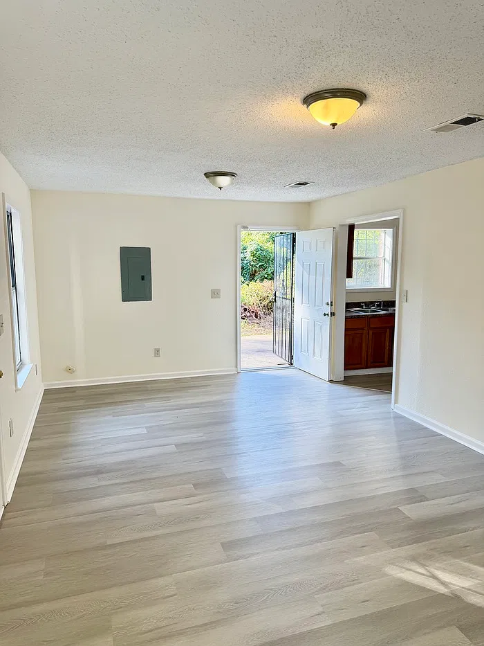 5 bed, 2.0 bath, $1,900 — Photo 2