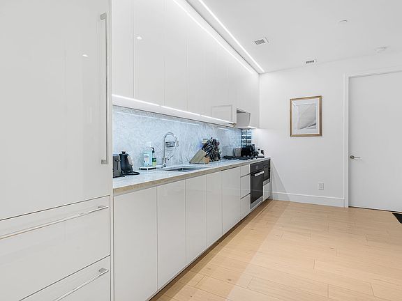 3rd image of 15 W 61st St APT 5D