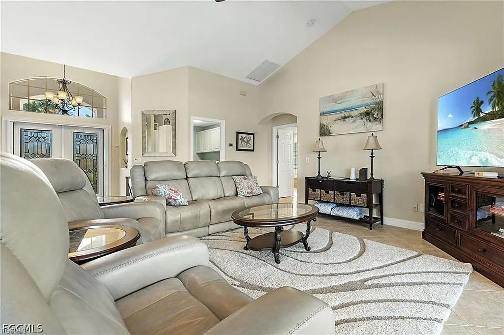 3 bed, 2.0 bath, 2071 sqft, $4,000 — Photo 4