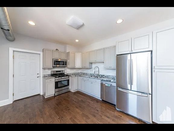 3rd image of 625 E Groveland Park