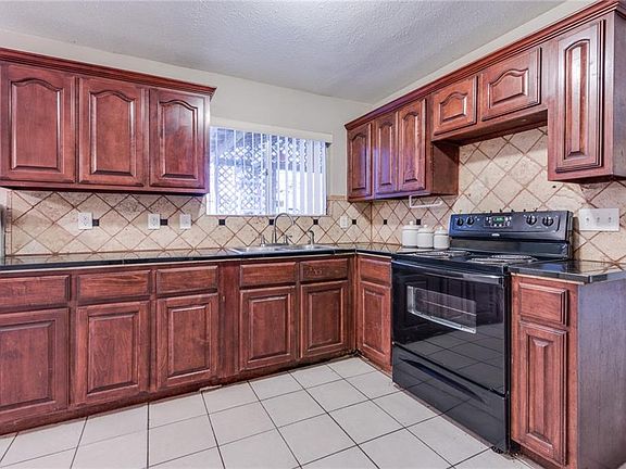 3rd image of 2905 Plaza St