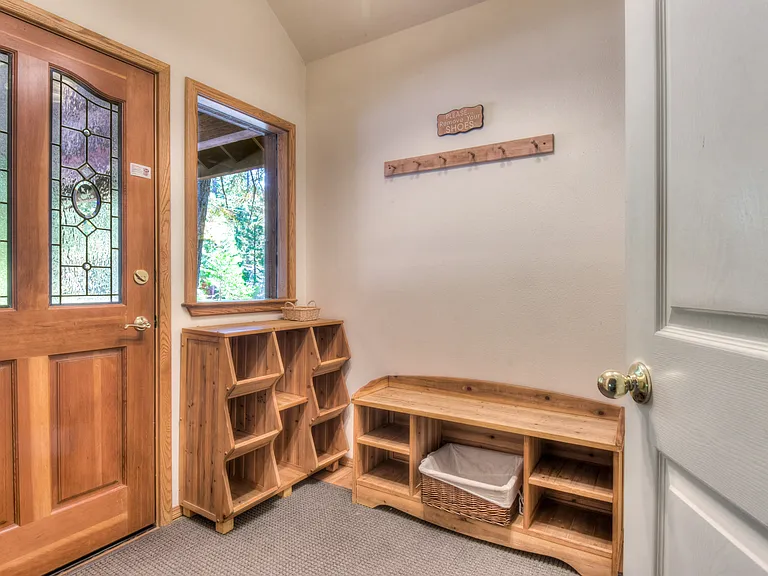 5669 Uplands Rd — Photo 4