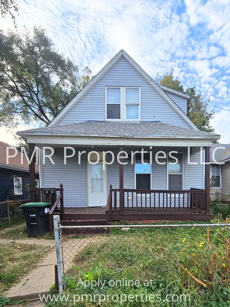 3 Bedrooms / 1 Bathroom House — Photo 1
