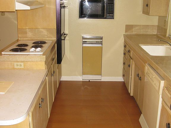 4th image of 491 Radcliffe Dr