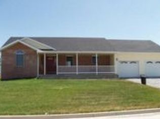 106 Meadow Dr, Lexington, IL 61753