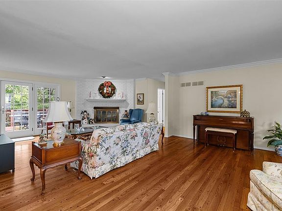 4th image of 308 Wildbrier Dr