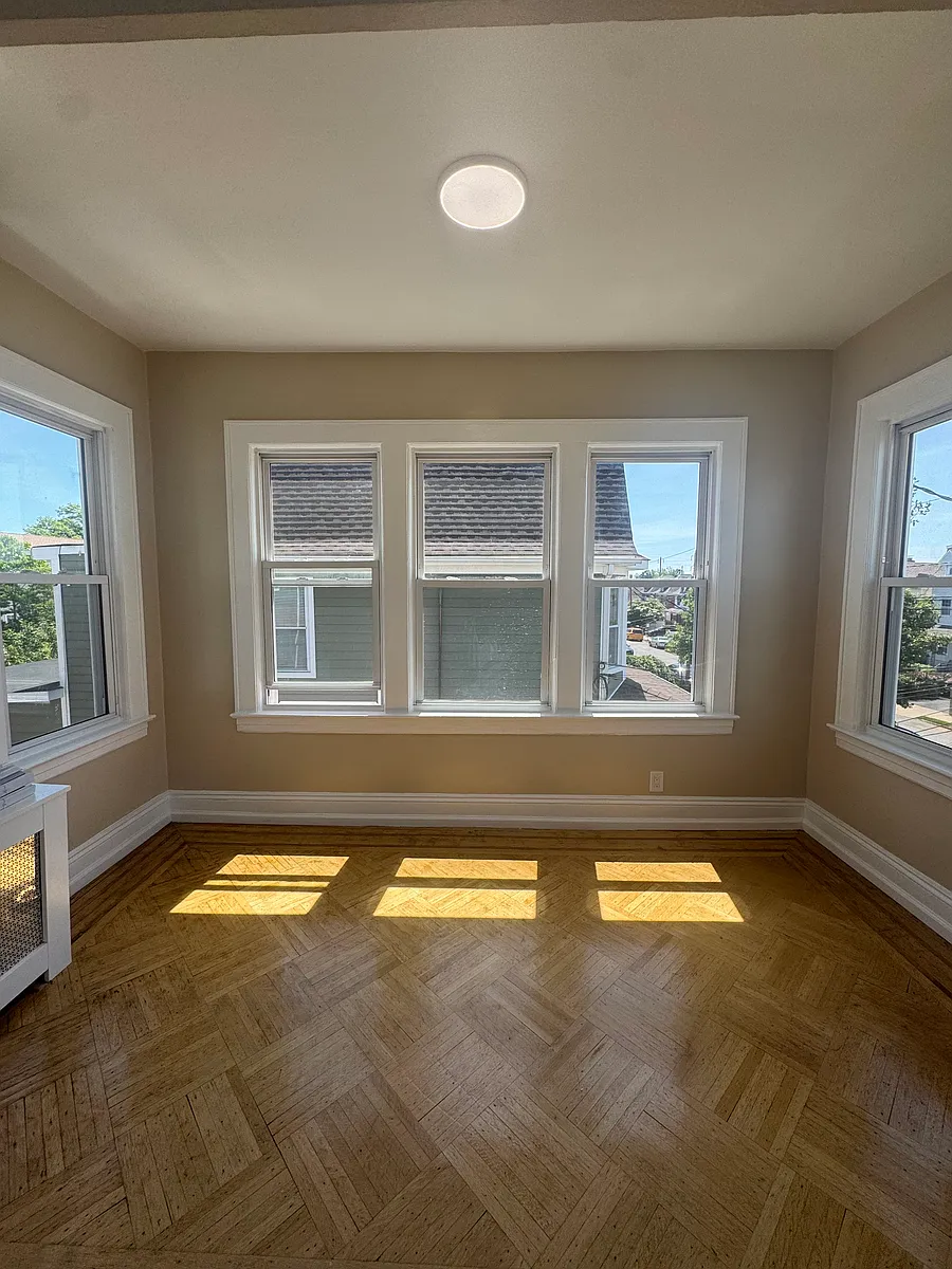 Sun Room - 1075 Dewey Pl #2